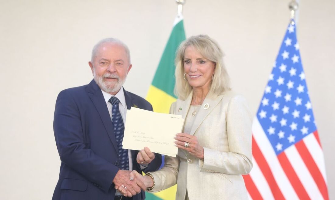 Presidente Luiz Inácio Lula da Silva e a embaixadora do Reino Unido, Stephanie Al-Qaq