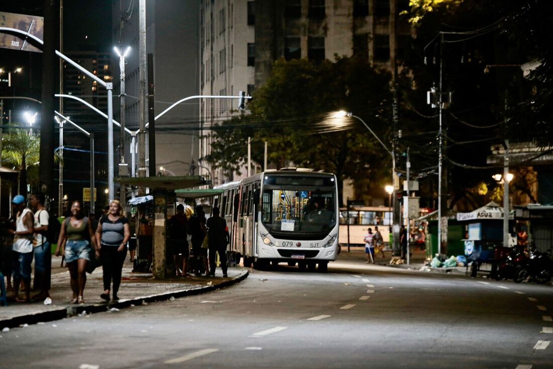 Ao todo, três paradas de ônibus serão desativadas