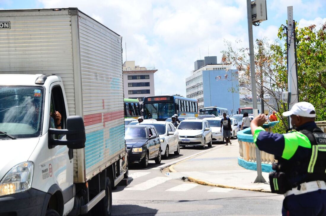 Um dos pontos com agentes da CTTU é o Cais do Apolo, perto da ponte Buarque de Macedo