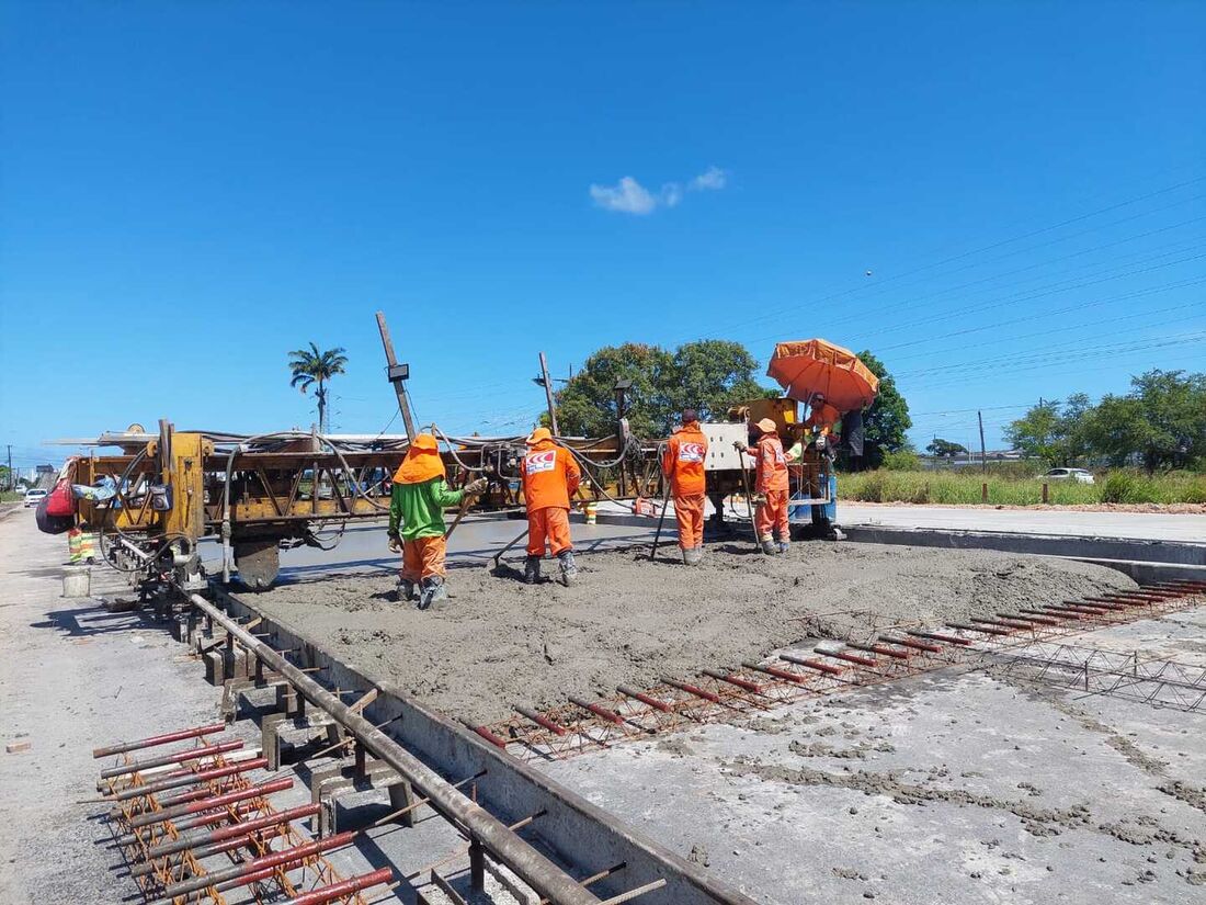 A nova etapa das obras consiste na implantação da pavimentação em concreto armado na pista principal, em um trecho de 800 metros