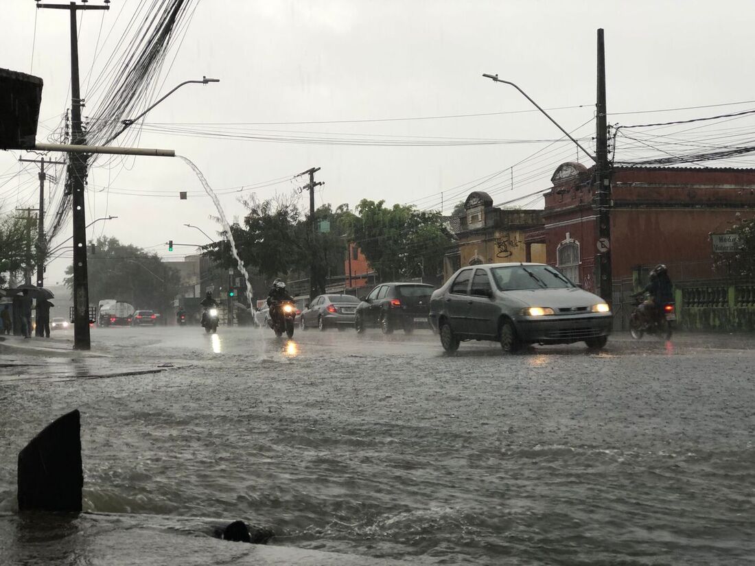 Chuvas na Av Beberibe na altura do bairro de Água Fria