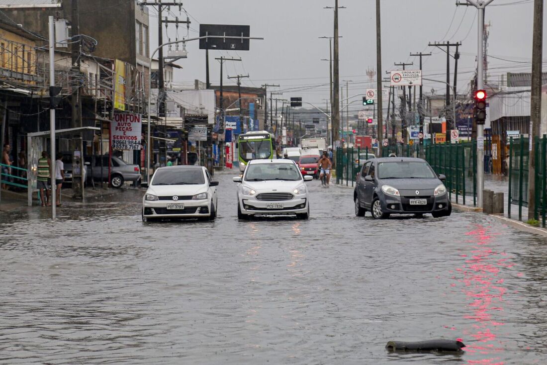 Chuvas alagam a av. Pres. Kennedy, em Olinda