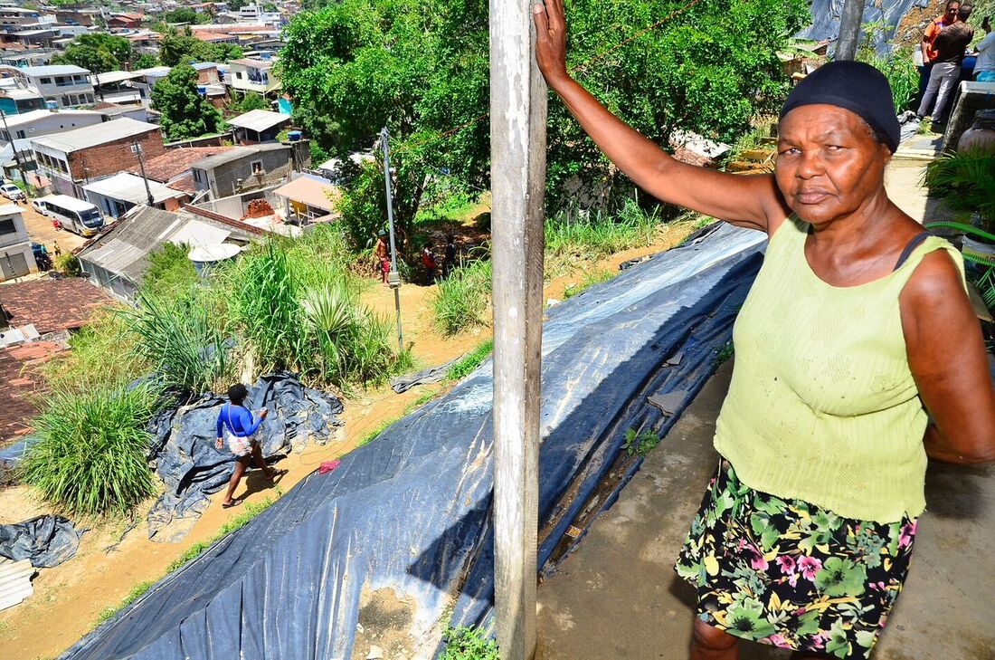 Severina Cecília da Silva, 65, mora ao lado das casas derrubadas pelo deslizamento