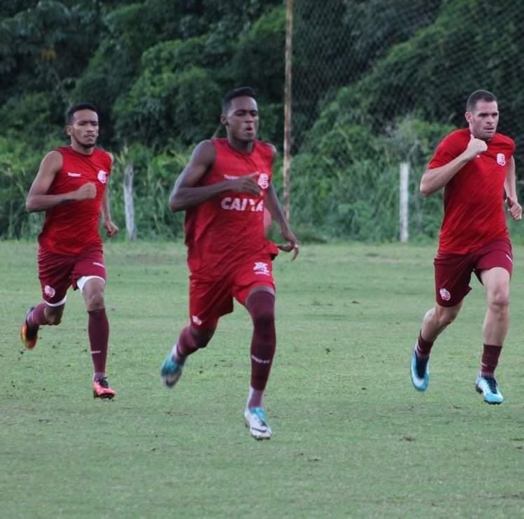 Juninho, no centro da imagem, ao lado de Jhonatan e Wallace Pernambucano