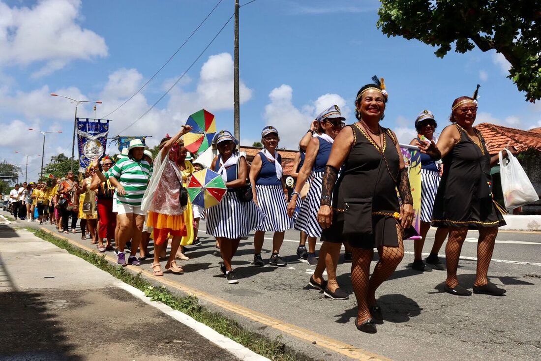 Bloco Folia Sem Idade leva alegria e frevo e alegrias às ruas de Olinda