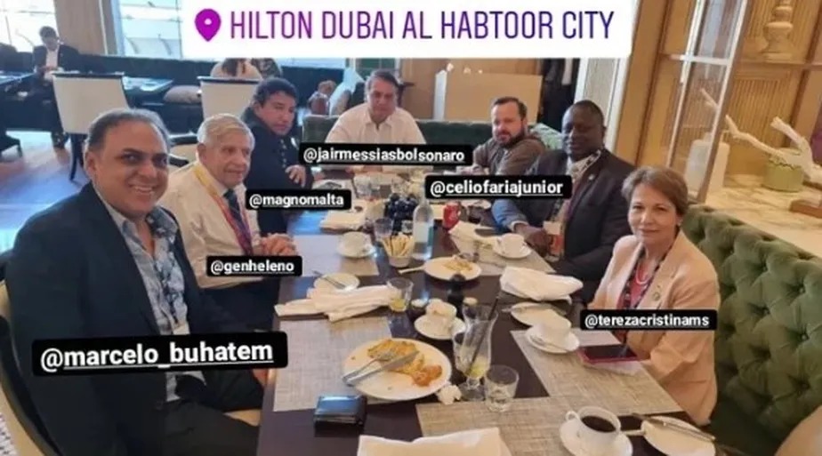 O desembargador Marcelo Lima Buhatem (à esquerda) com a comitiva de Bolsonaro em Dubai no ano passado 