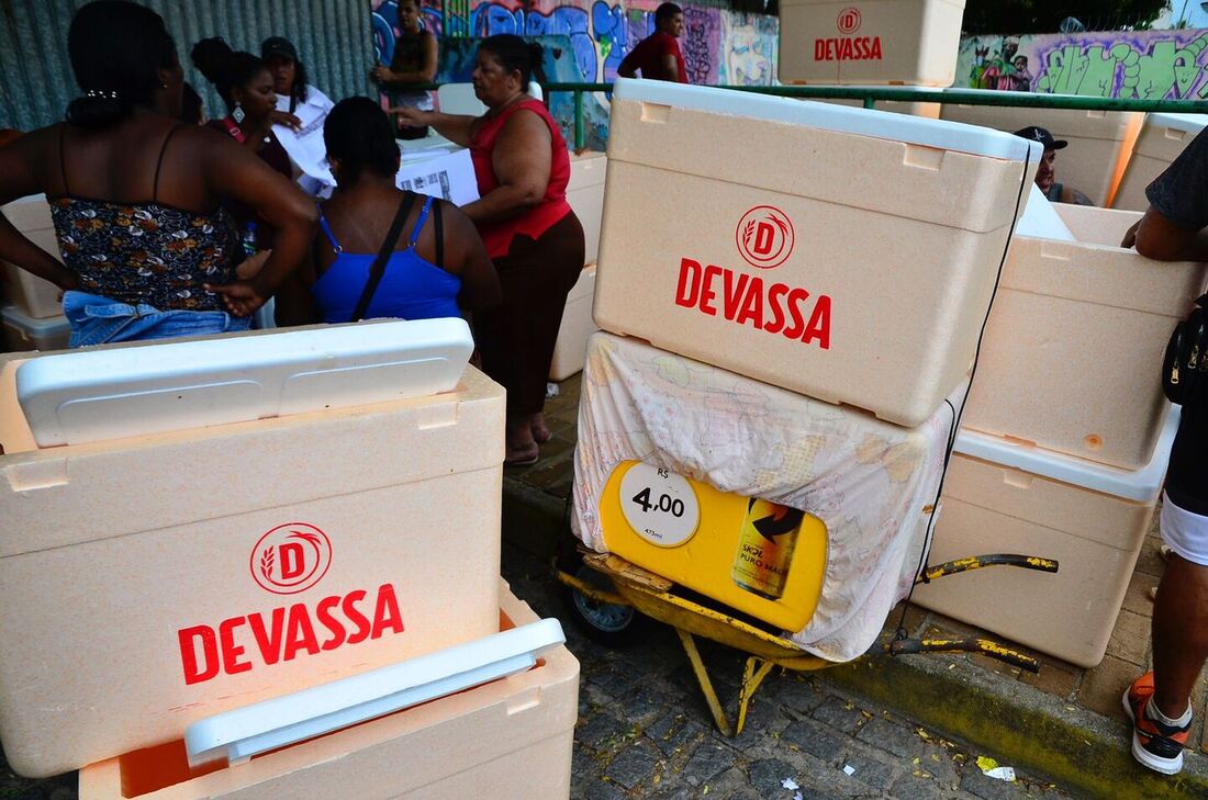 Ambulantes tentam cobrir isopor com marca de cerveja em Olinda