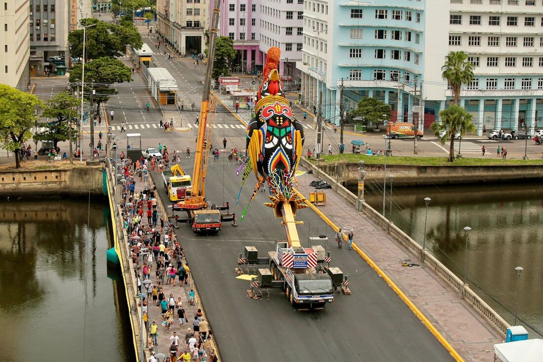 Montagem do Galo Gigante