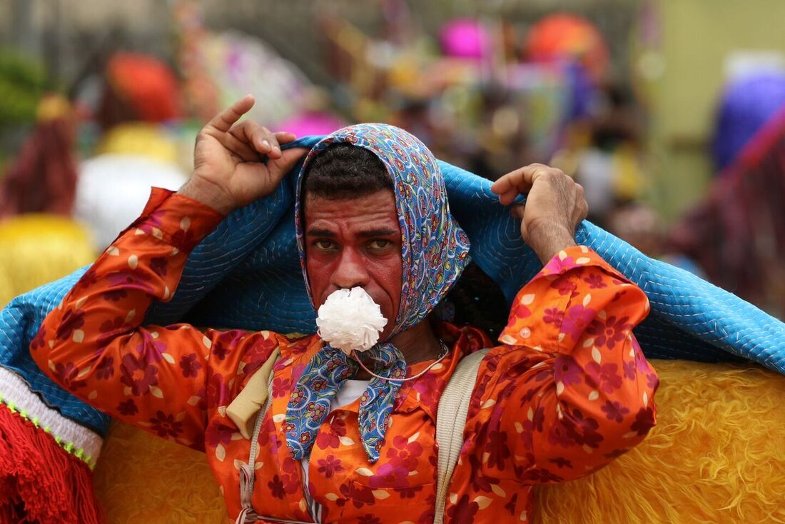 Maracatu de Baque Solto Leão de Ouro, de Condado-PE, se apresentando na Casa da Rabeca