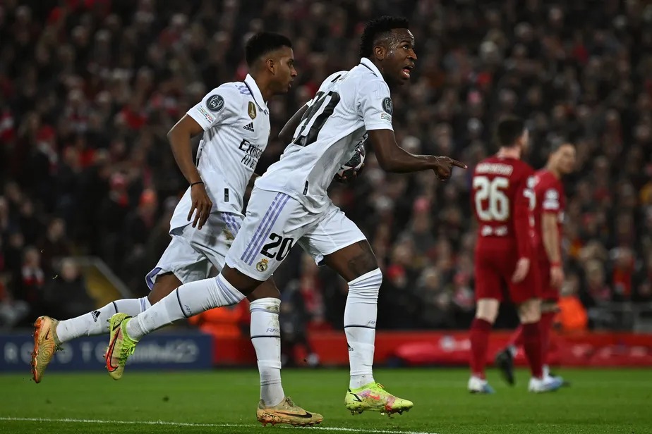 Vinícius brilhou em goleada do Real Madrid sobre o Liverpool na Inglaterra, no jogo de ida