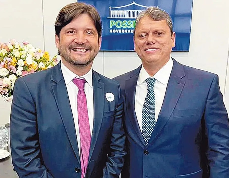 André do Prado e o governador Tarcísio de Freitas: deputado tem apoio de quase todos as siglas da Alesp 