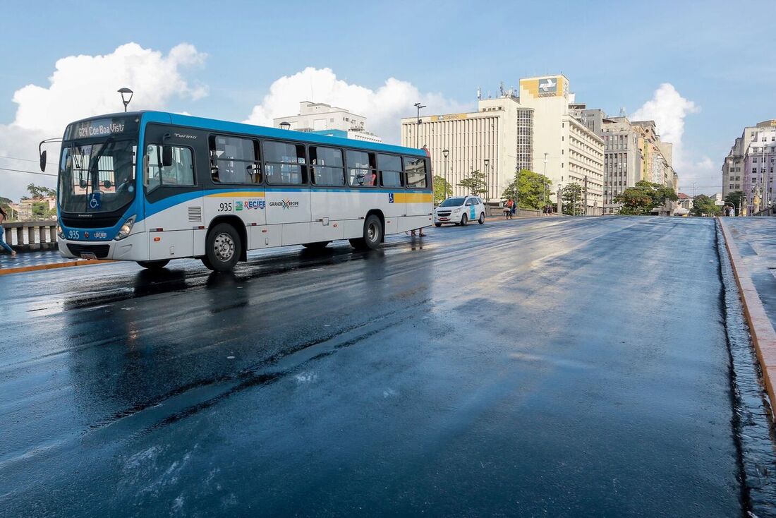 Cavaletes são retirados e veículos voltar a poder transitar na Ponte Duarte Coelho outra vez