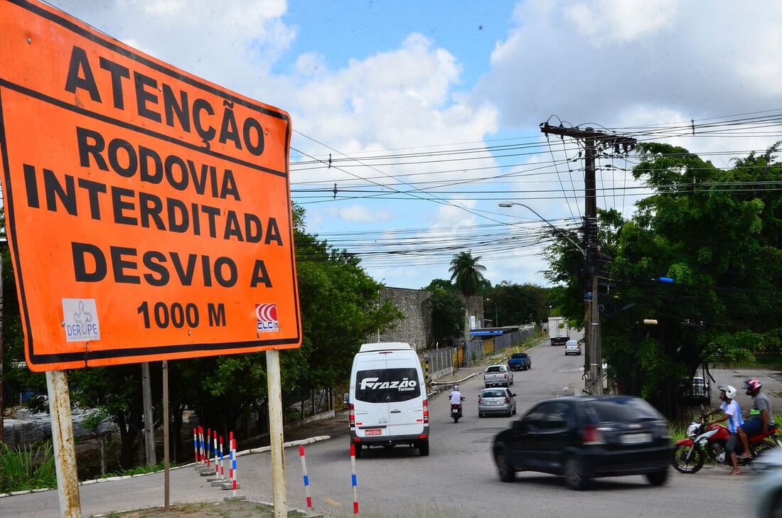 Desvio na BR-232 para obras na rodovia 