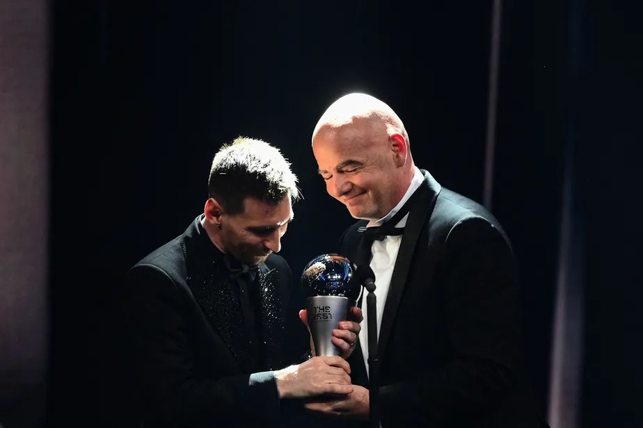 Messi recebe prêmios das mãos de Gianni Infantino 