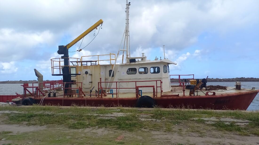 Navio Eros IV passou cinco meses em um banco de areia na Praia do Sossego