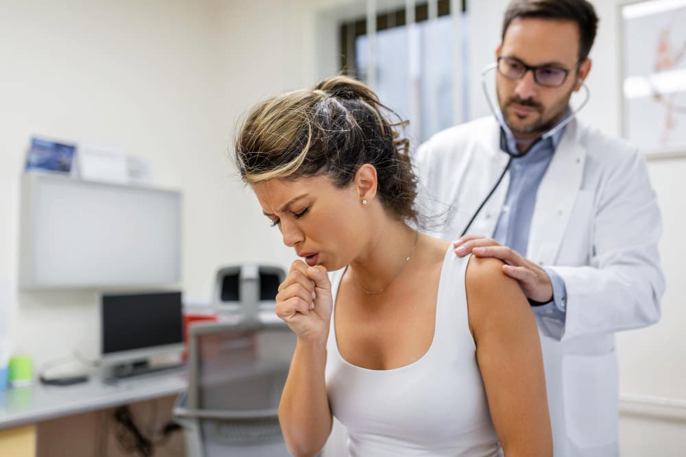 Médico examina paciente com sintomas de tuberculose