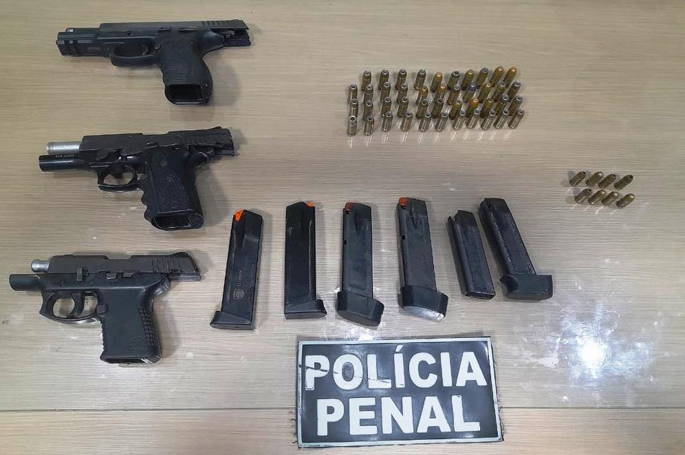 Armas apreendidas na Penitenciária Professor Barreto Campelo