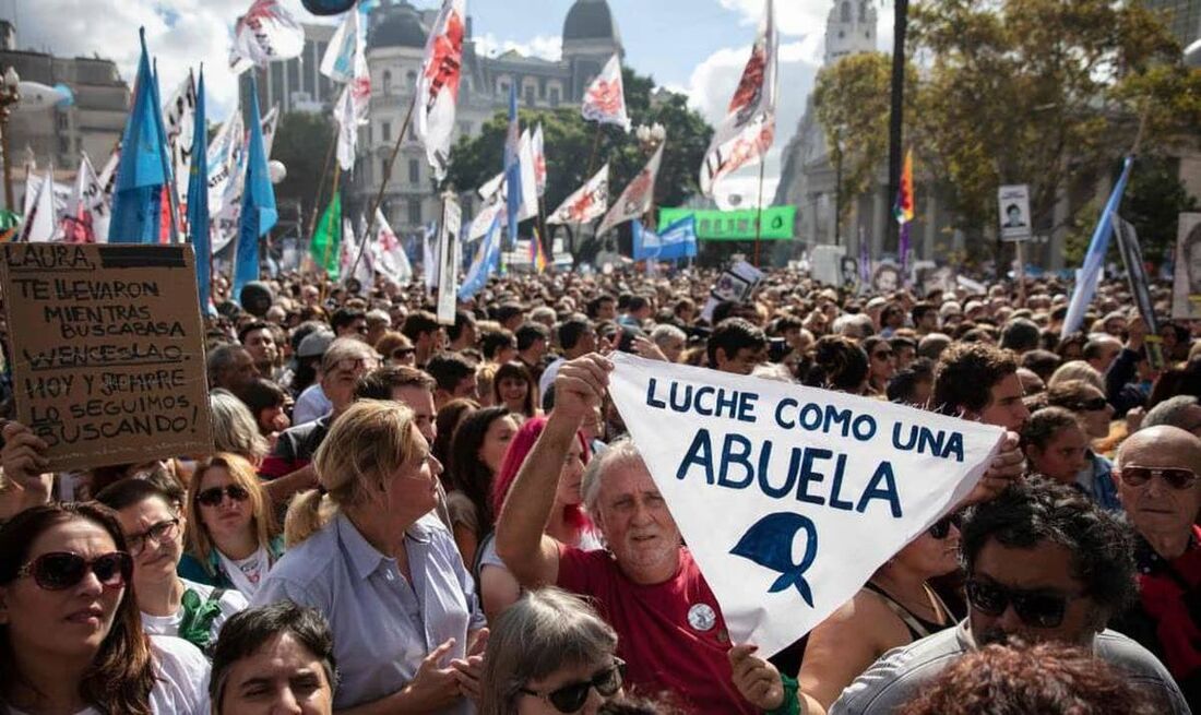 Multidões de argentinos rendem, nessa data, homenagens aos milhares de desaparecidos e vítimas da ditadura sob o já histórico lema "Nunca mais"