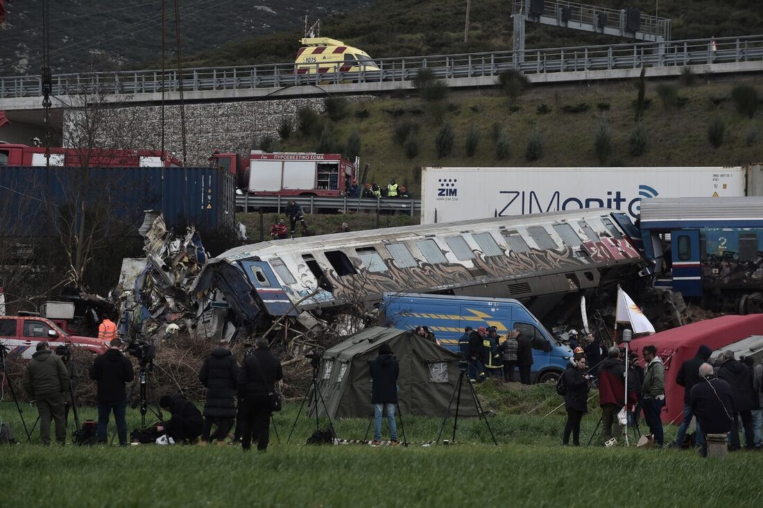 Diretor da estação de trem detido após acidente fatal na Grécia