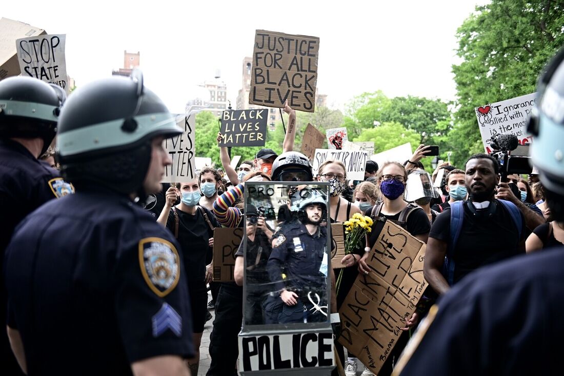 Foto de arquivo tirada em 2 de junho de 2020, manifestantes protestam durante um protesto "Black Lives Matter" na Washington Square em Nova York