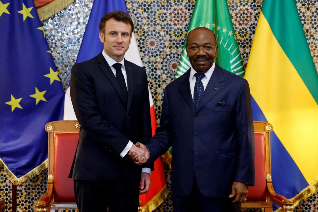 O presidente francês Emmanuel Macron (L) cumprimenta o presidente do Gabão, Ali Bongo Ondimba (R), durante uma reunião bilateral no Palácio Presidencial em Libreville, em 1&ordm; de março de 2023