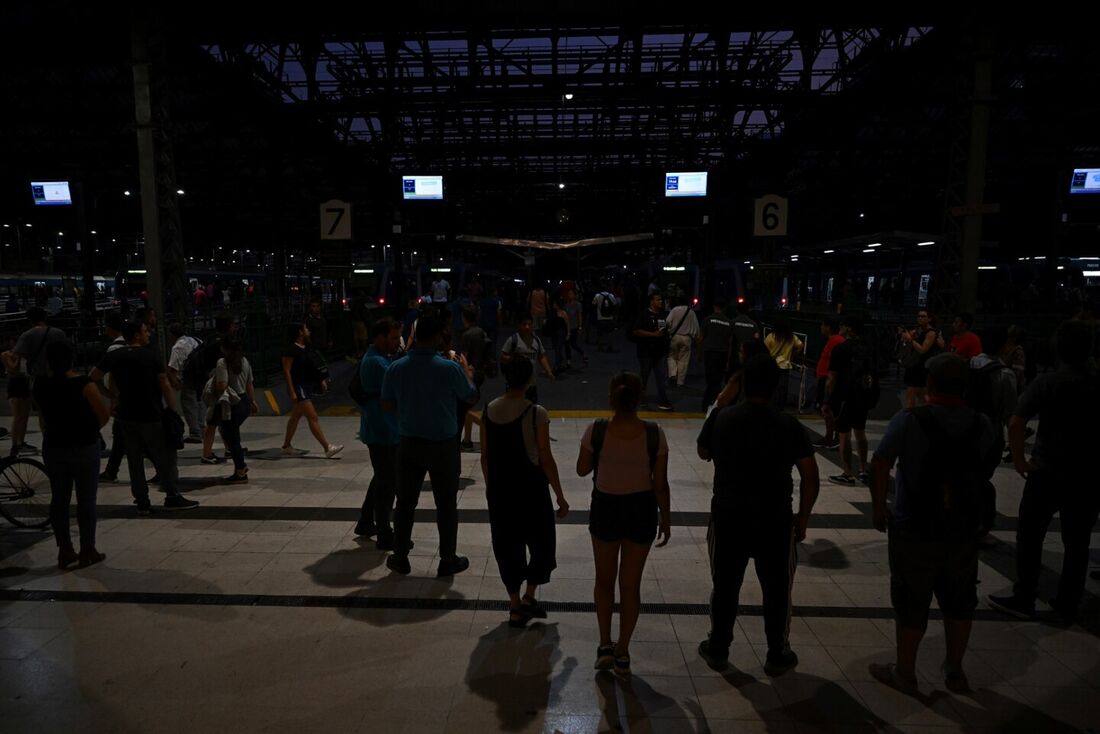 Passageiros esperam na estação de trem Constitucion em Buenos Aires em 1&ordm; de março de 2023, após uma interrupção causada por um incêndio que afetou o sistema de alta tensão