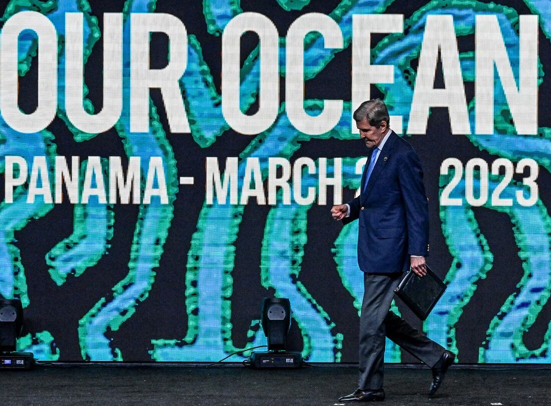 O Enviado Presidencial Especial dos EUA para o Clima, John Kerry, chega para fazer um discurso no dia de abertura da Conferência Nosso Oceano no Centro de Convenções do Panamá na Cidade do Panamá em 2 de março de 2023