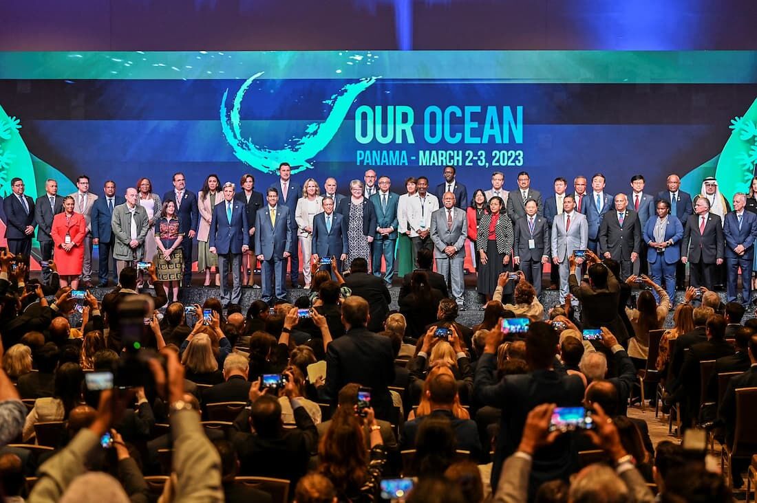 Foto de família tirada no dia de abertura da Conferência Our Ocean no Centro de Convenções do Panamá na Cidade do Panamá em 2 de março de 2023