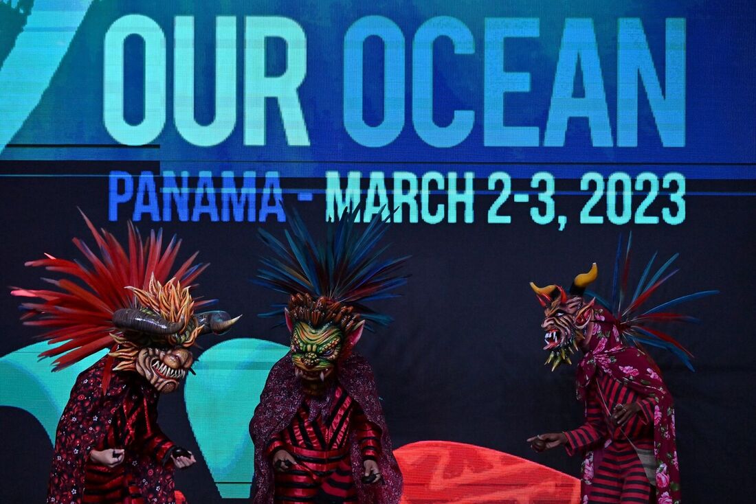 Dançarinos se apresentam durante o dia de abertura da Conferência Our Ocean no Centro de Convenções do Panamá, na Cidade do Panamá, em 2 de março de 2023