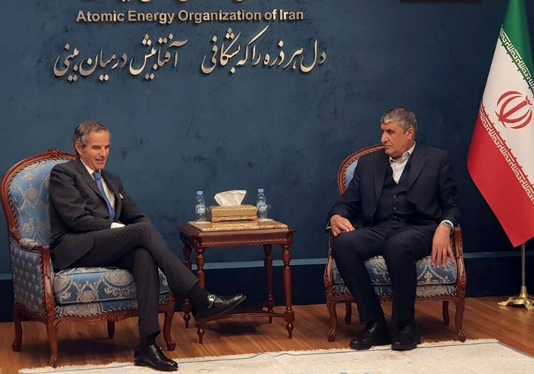 Chefe da Organização de Energia Atômica do Irã, Mohammad Eslami (R), reunido com o chefe da Agência Internacional de Energia Atômica, Rafael Grossi (L), no aeroporto de Mehr Abad, em Teerã, em 3 de março de 2023