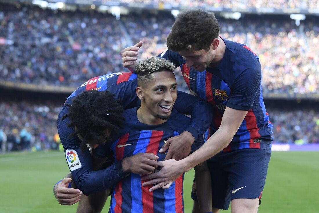 Raphinha celebra gol da vitória do Barça