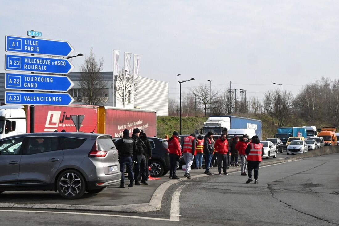 Franceses se organizam para greve contra reforma previdenciária