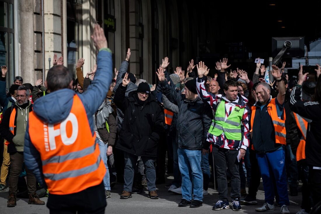 Grevistas bloqueiam refinarias na França