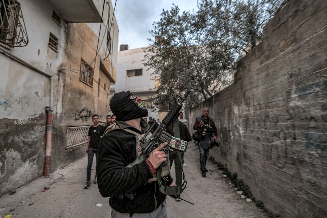 Forças israelenses cercaram uma casa no campo de refugiados de Jenin, o que resultou em confrontos com homens armados