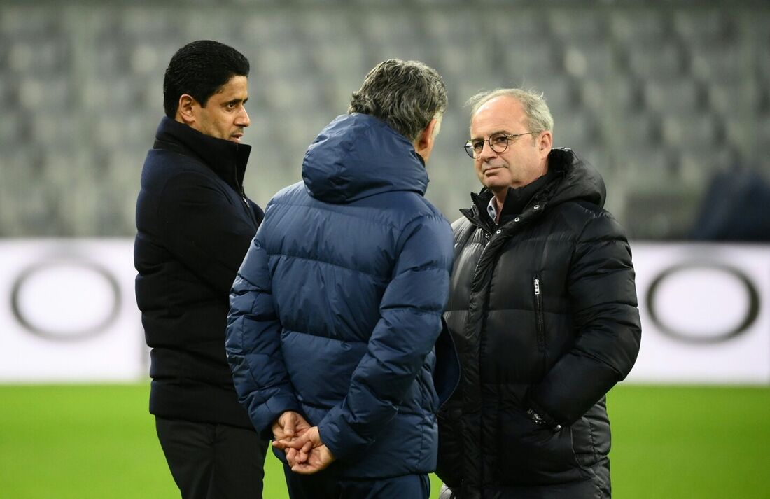 Qatari Nasser al-Khelaifi em conversa com Luís Campos, execultivo de futebol, e o aual treinador do clube francês Christophe Galtier