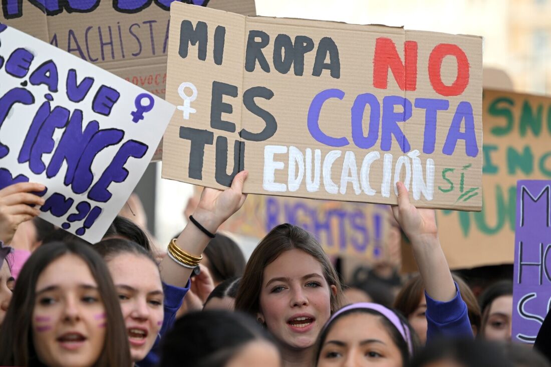 Mulheres protestam por seus direitos ameaçados em todo o mundo