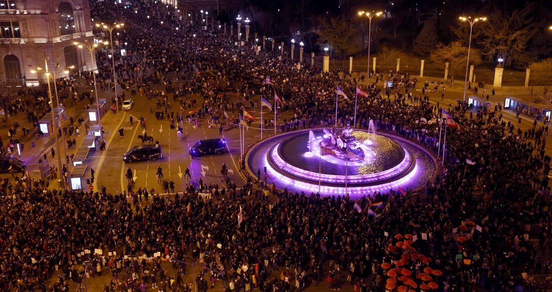 Milhares se reúnem na praça Cibeles durante uma manifestação que marca o Dia Internacional da Mulher em Madri, em 8 de março de 2023