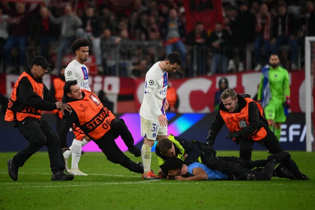 VM-PROG] Torcedor invade gramado após gol de Messi no jogo entre Argentina  e Holanda, pelas quartas; vídeo