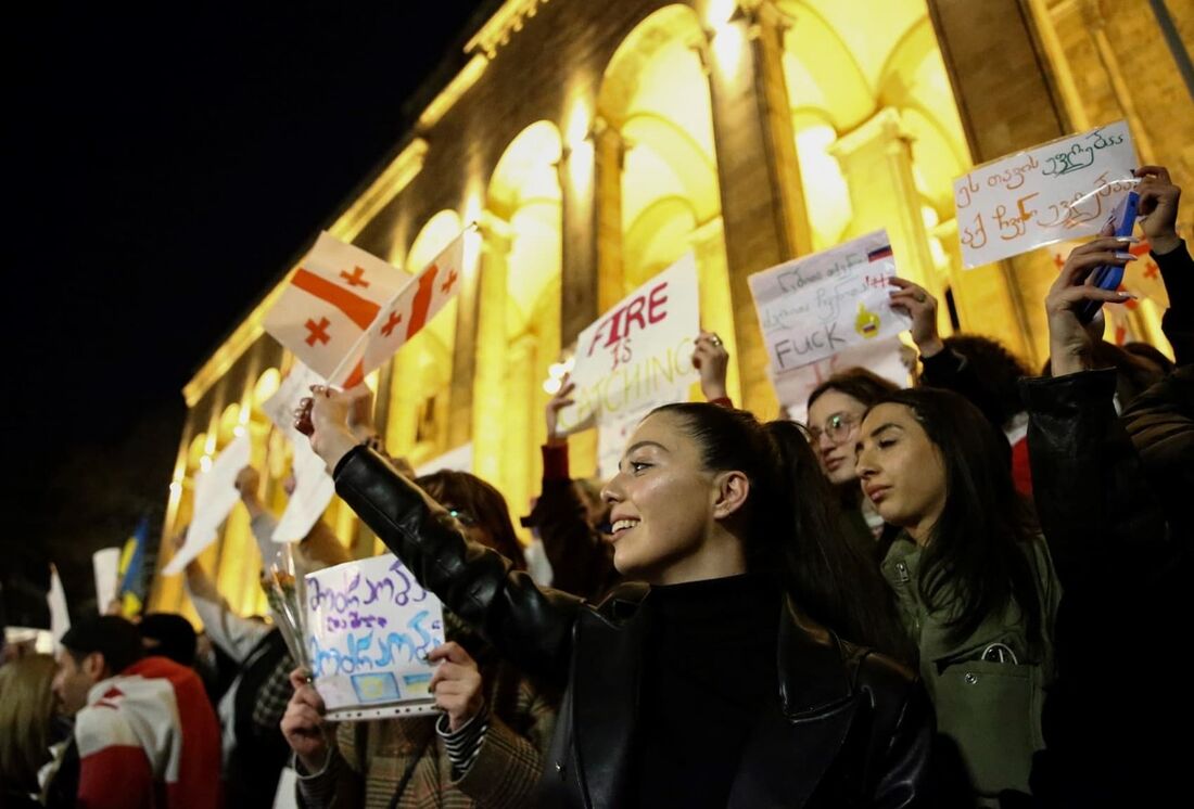 Entre a multidão reunida no centro de Tbilisi, muitos denunciavam a política do governo atual