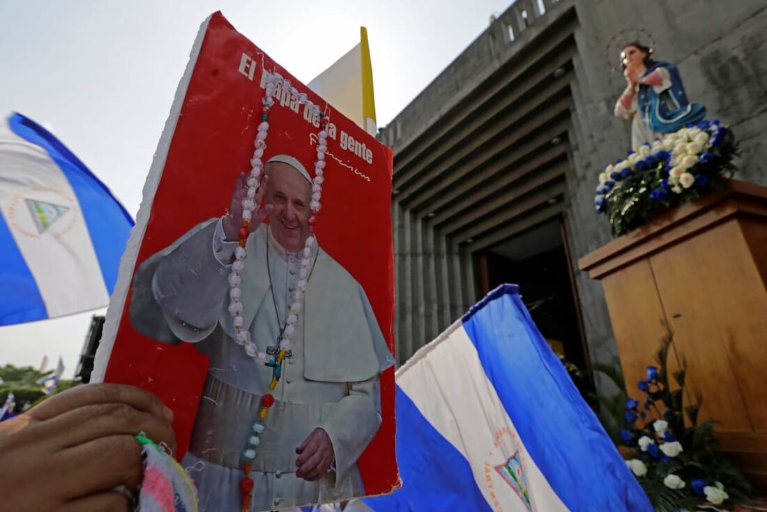 Católico nicaraguense segura fielmente uma imagem do Papa Francisco, durante uma missa 