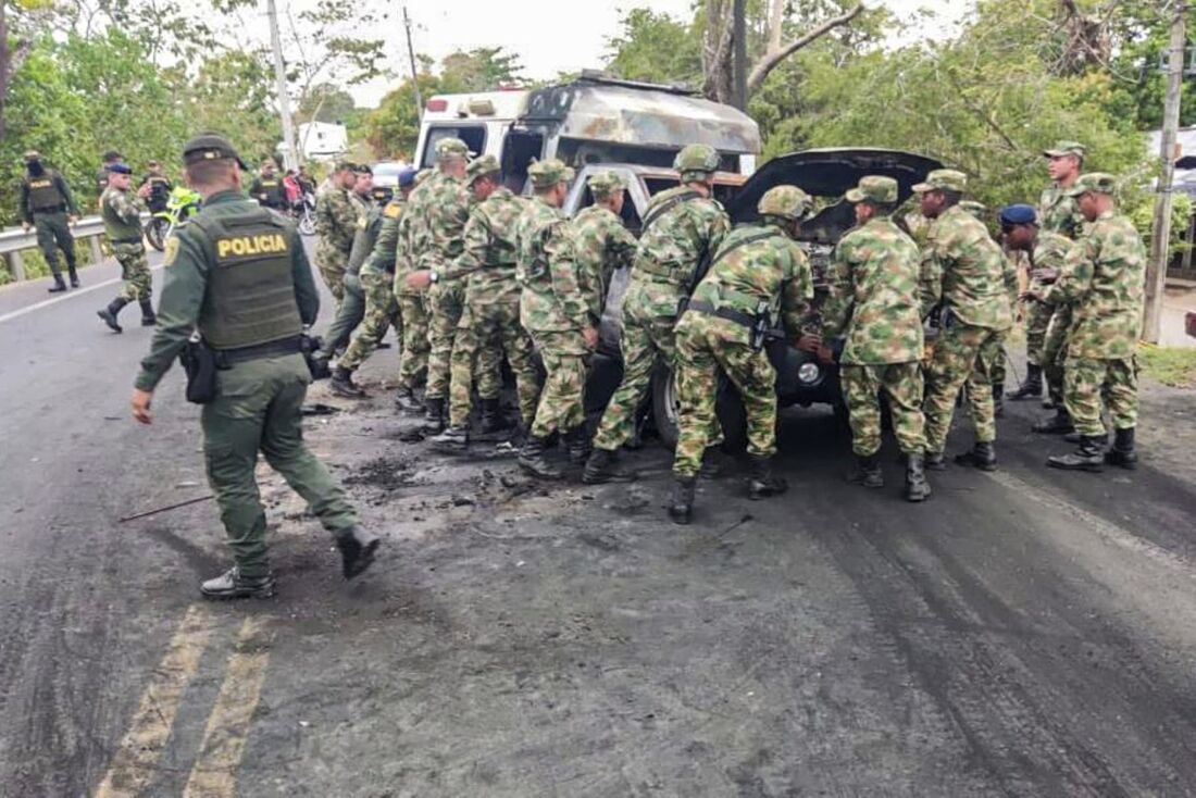 Garimpeiros também incendiaram um posto de pedágio e uma ambulância na região de Bajo Cauca