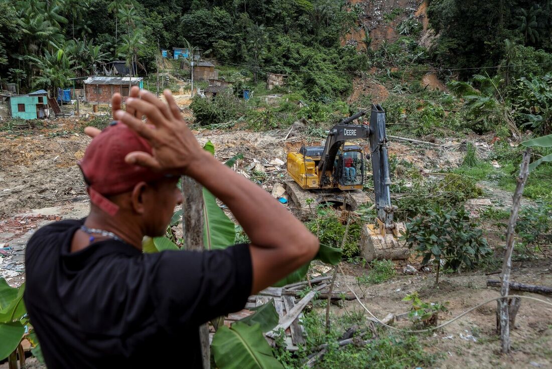 Morador do bairro Jorge Teixeira observa a destruição causada por um deslizamento de terra no domingo, 12 de março, em Manaus, estado do Amazonas, Brasil, em 13 de março de 2023