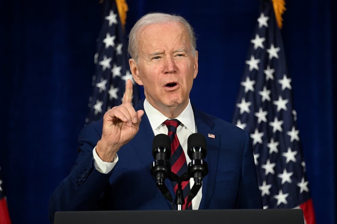 Biden então pediu ao Congresso que assumisse a "responsabilidade" e colocasse em prática medidas drásticas contra os rifles semiautomáticos de estilo militar, usados com maior frequência em tiroteios