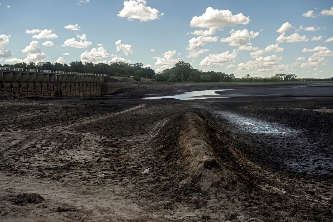 Foto do reservatório seco de Canelon Grande ao norte de Canelones, no sul do Uruguai, tirada em 14 de março de 2023, enquanto o país passa por uma seca severa