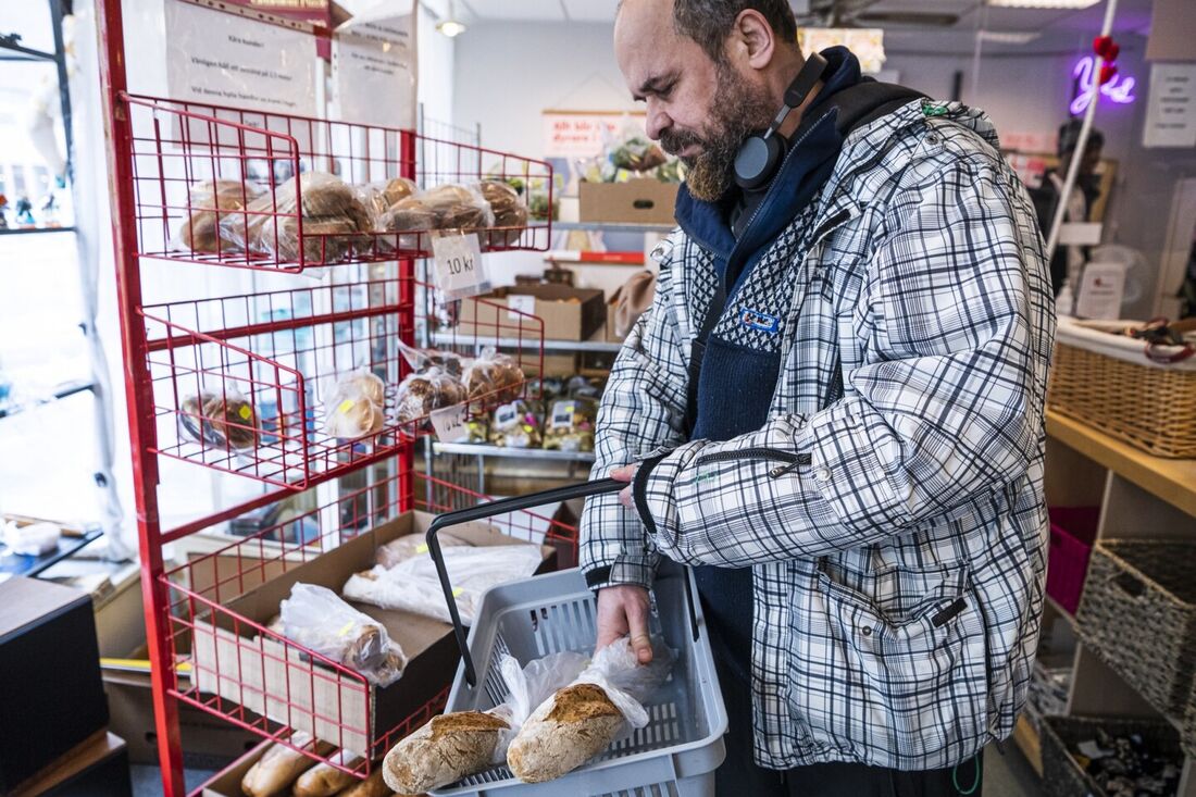 O aumento dos juros irá afetar até a forma como a população sueca irá lidar com o consumo (Foto Reprodução/Folha de São Paulo) 