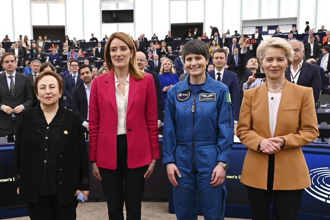 Shirin Ebadi, vencedora do Prêmio Nobel, a presidente do Parlamento Europeu, Roberta Metsola, a astronauta italiana Samantha Cristoforetti e a presidente da Comissão Europeia, Ursula von der Leyen na cerimônia para comemorar o Dia Internacional da Mulher