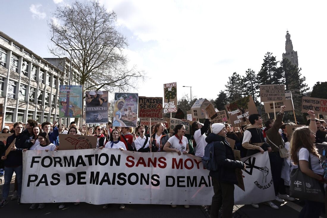 Novos protestos na França antes da adoção da reforma da Previdência