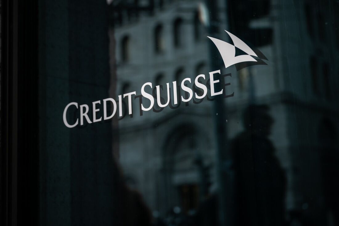 As ações do Credit Suisse despencaram em 15 de março de 2023, depois que seu principal acionista disse que não forneceria mais financiamento, com comentários tranquilizadores do presidente do banco suíço incapaz de acalmar o pânico do mercado