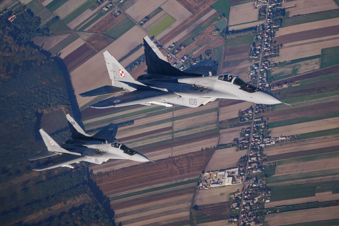 Dois caças MiG 29 participando do exercício Air Shielding da OTAN perto da base aérea de Lask, centro da Polônia