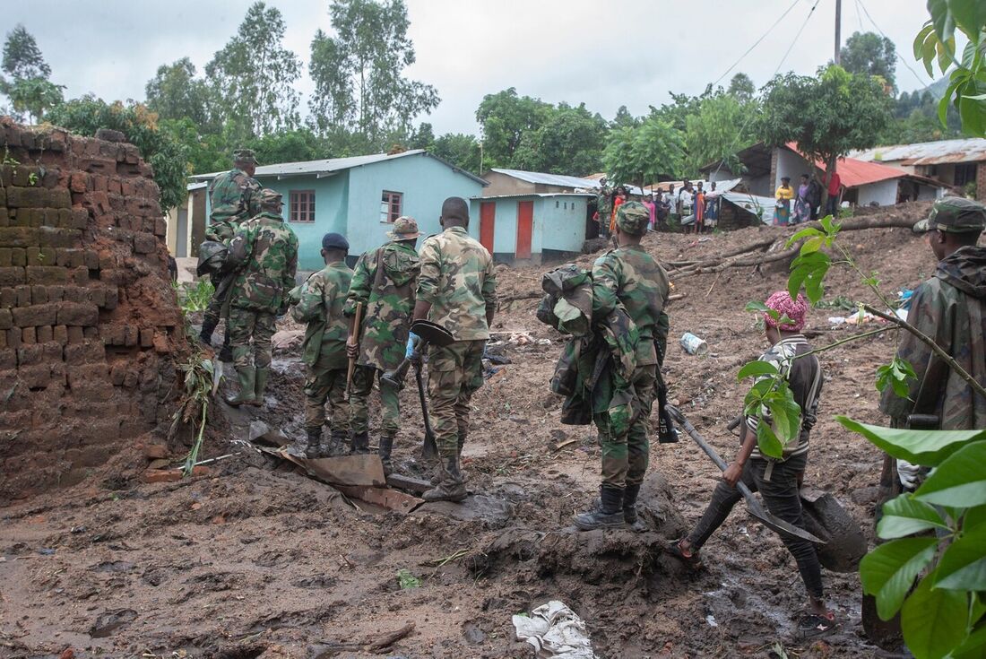 Soldados da Força de Defesa do Malawi (MDF) trabalham para recuperar os corpos das vítimas de deslizamentos de terra ocorridos devido às fortes chuvas resultantes do ciclone Freddy durante uma operação de resgate do MDF